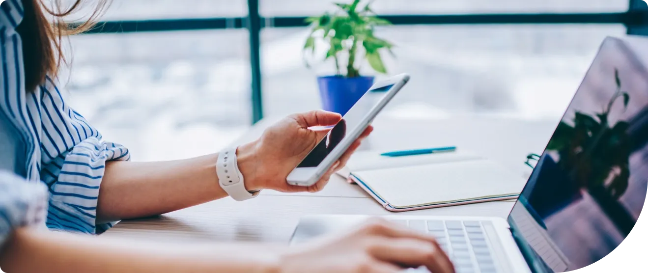 Smartphone accessing passwordless authentication through Cisco Duo's MFA solution.